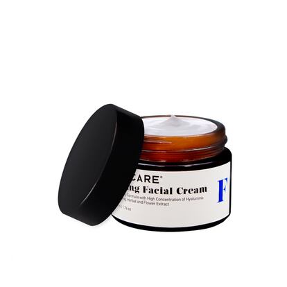 Crema facial reafirmante de Iduncare
Apta para todo tipo de pieles y eficaz en cuello y escote, su alta concentración de ácido hialurónico minimiza la aparición de líneas finas, arrugas y manchas de pigmentación. Lo más destacado para todos los usuarios, su buena relación calidad-precio. Algunos, como Puri Martínez, se han animado a dejar su opinión por partida doble, cuando empezó y después de un tiempo: “Actualizo después de usarla unos días más, me gusta muchísimo, es una crema 10 por lo que he podido probar, solo hay que dejarla actuar. Lo primero de todo, decir que viene muy bien embalada y protegida. El tarro es de cristal con lo que podremos aprovechar por completo el producto sin desperdiciar ni gota. Me gustó mucho su olor y la textura que tiene, se absorbe rápido”.