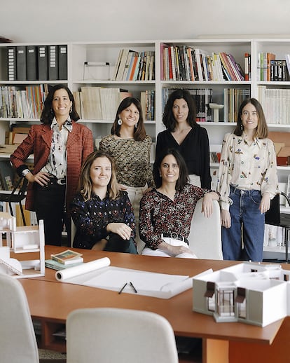 Lucia Millet, Clara Vidal, Anna Llonch and Ivet Gasol. Seated, Carlota de Gispert and Marta Benedicto