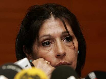 Carmen Fernández, durante una rueda de prensa en Sevilla en junio de 2006.