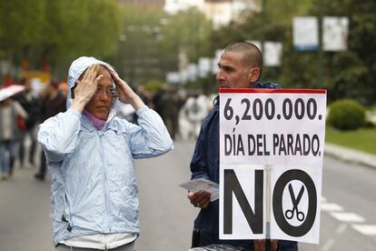 Pancarta que portaba un participante en la manifestación con motivo del Primero de Mayo que recorre este mediodía las calles de Madrid desde Neptuno hasta Sol
