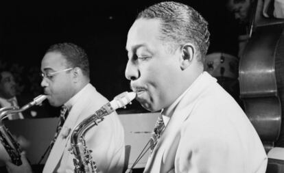 Johnny Hodges (primer plano) y Al Sears, en Nueva York en 1946. 