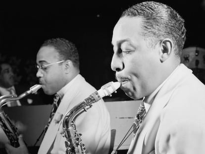 Johnny Hodges (primer plano) y Al Sears, en Nueva York en 1946. 