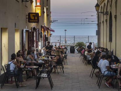 El carrer Sant Joan de Vilassar de Mar, amb la terrassa de l'Espinaler.