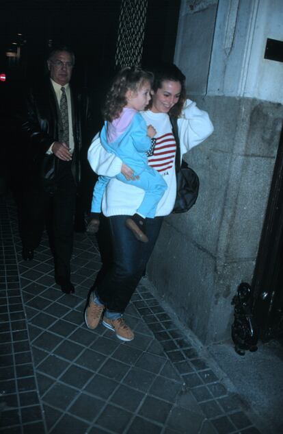 Rocío Carrasco con su padre, Pedro Carrasco, y su hija, Rocío Flores, en Madrid en enero de 2000.