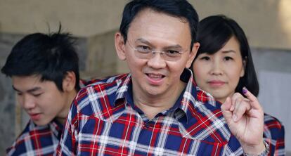 El favorito en las elecciones en Yakarta Basuki Tjahaja Purnama muestra su dedo con tinta durante la votación en la capital indonesia.