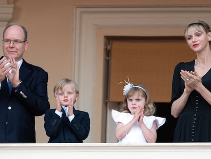 Alberto II y Charlene de Mónaco junto a sus hijos el 23 de junio de 2020.