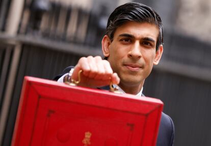 El ministro de Economía del Reino Unido, Rishi Sunak, presenta este miércoles en Downing Street el "maletín rojo" de los presupuestos.