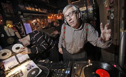 Juan de Pablos en el trigésimo aniversario de su programa pinchando discos en la sala Siroco, en 2009.