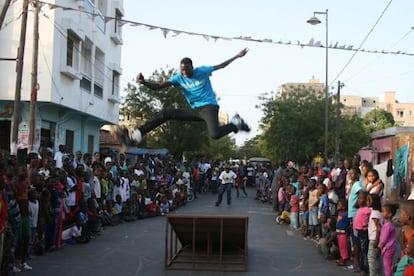 Exhibición de patinadores en la Medina durante los actos de celebración del centenario del barrio y coincidiendo con la Bienal de Arte Contemporáneo de Dakar.