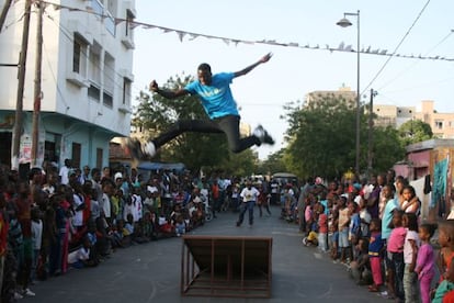 Exhibici&oacute;n de patinadores en la Medina durante los actos de celebraci&oacute;n del centenario del barrio y coincidiendo con la Bienal de Arte Contempor&aacute;neo de Dakar. 