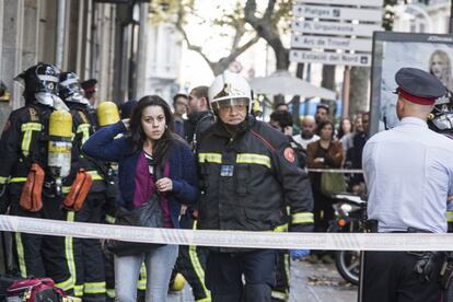 Un bombero acompaña a una vecina