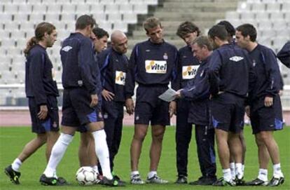 Javier Clemente, en su primer entrenamiento como técnico del Espanyol, da instrucciones a sus jugadores.