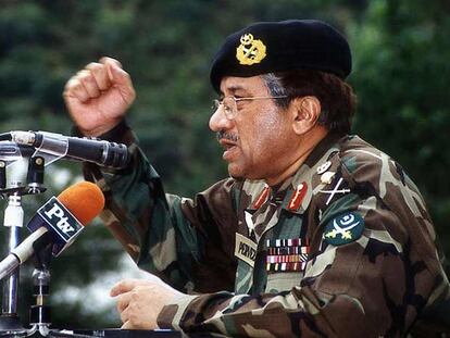 El general Pervez Musharraf se dirige a sus tropas cerca de la frontera con India en 2002.