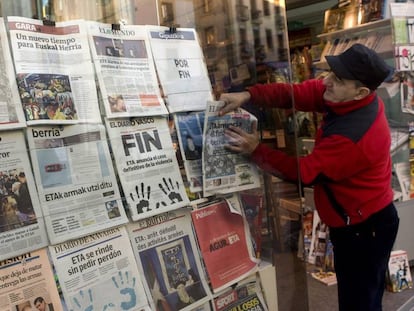 Un kiosko en San Sebastián con las portadas que anuncian el fin de ETA en 2011.