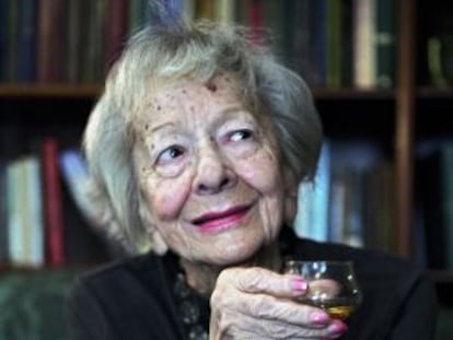 La poeta polaca premio Nobel de Literatura Wislawa Szymborska fotografiada en su casa de Cracovia Wislawa Szymborska.