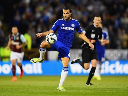 Cesc controla el balón ante el Burnley.