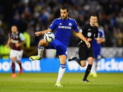 Cesc controla el bal&oacute;n ante el Burnley.