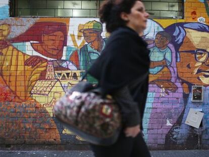 Mulher passa por grafite em Buenos Aires nesta sexta-feira.