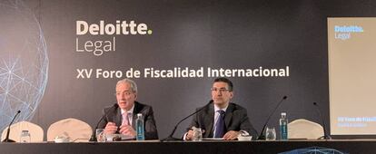 Jesús Gascón, Director General de la Agencia Tributaria (a la izquierda) y Luis Fernando Guerra, socio director de Deloitte Legal, en el foro de ayer.