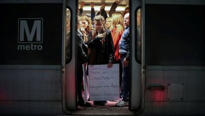 Una activista en el metro tras la marcha de las mujeres contra Trump.