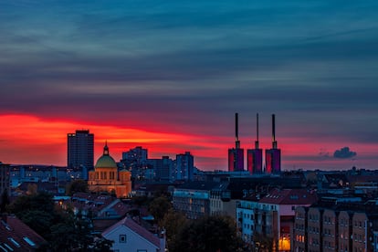 Experiencias piloto como las realizadas en Alemania sugieren que la correlación entre oscuridad y delincuencia no existe o es muy tenue. En la imagen, Hanover al anochecer.