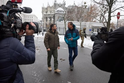 Reportaje reportaje Zona de guerra: Bear Grylls y Zelenski, emitido en DMAX