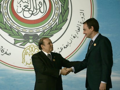 El entonces presidente argelino, Abdelaziz Buteflika, saludaba al presidente del Gobierno español, José Luis Rodríguez Zapatero, en una cumbre con países árabes en Argel en marzo de 2005.
