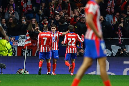 El delantero argentino del Atlético de Madrid Julián Álvarez (2i) celebra su gol ante el Bayer Leverkusen en la penúltima jornada de la fase liga de la Champions este martes.