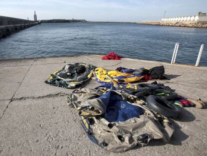 Las barquitas de juguete que utilizaron los inmigrantes rescatados ayer en las costas de Tarifa (Cádiz).