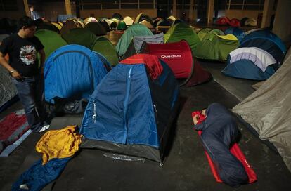 Muchos de los asistentes al festival de Valencia duermen en tiendas de campaña. Los menores vienen acompañados en muchos casos de algún adulto.