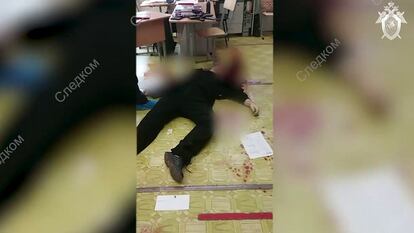 El cuerpo del asaltante yacía este lunes en el colegio de Izhevsk tras quitarse la vida.