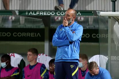 El entrenador del Tottenham, el portugués Nuno Espirito Santo, durante el partido de ida de los 'play-off' de la Conference League en el que su equipo perdió a domicilio ante el Paços Ferreira. (AP Photo/Luis Vieira)