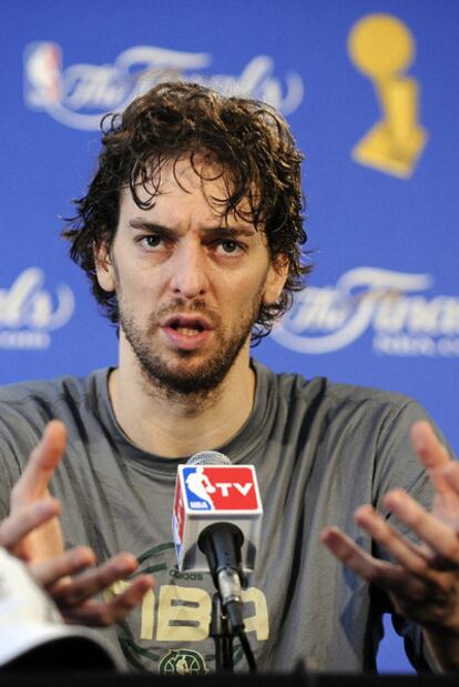 Pau Gasol, durante la rueda de prensa en la que sus declaraciones generaron polémica antes de un nuevo partido de la final de la NBA.