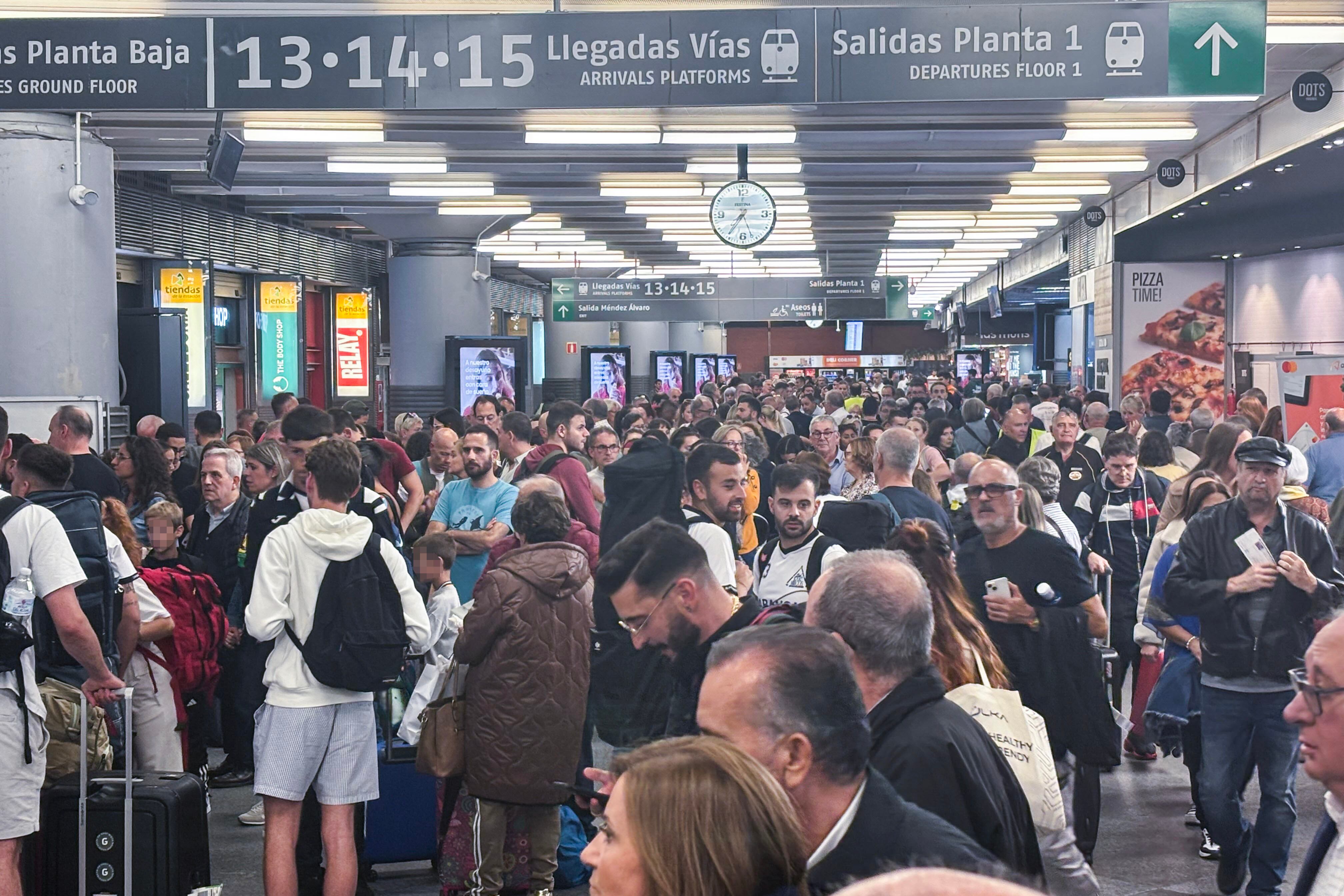 Caos ferroviario en Madrid por dos incidencias simultáneas en Chamartín y Atocha que dejan a miles de viajeros atascados