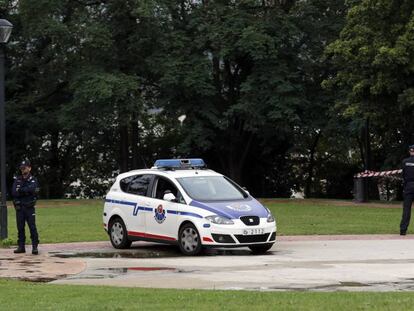 Agentes de la Ertzaintza, este viernes en la zona donde se produjo la violación múltiple en Bilbao.