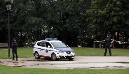 Agentes de la Ertzaintza, este viernes en la zona donde se produjo la violación múltiple en Bilbao.