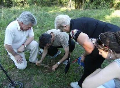 Los expertos, en el momento en que el detector localizó la fosa, en el predio de la localidad de La Serna.