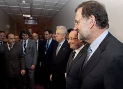 El presidente del Gobierno español, Mariano Rajoy (d), con el presidente francés, François Hollande (2d), y el primer ministro italiano, Mario Monti (3d).