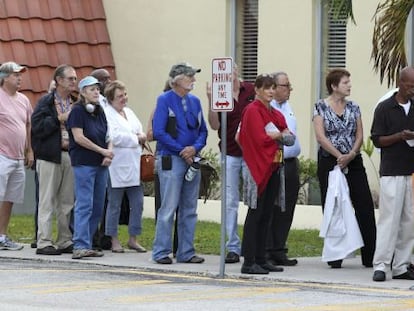 Varias personas esperan en fila para ejercer su derecho al voto en un colegio electoral en Miami.