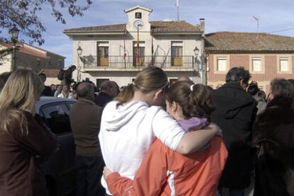 Dos compañeras del joven fallecido se abrazan durante la concentración en Torrecaballeros.