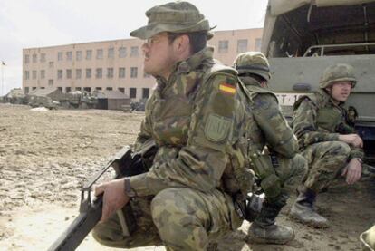 Soldados españoles en las afueras de Kabul en febrero de 2002.