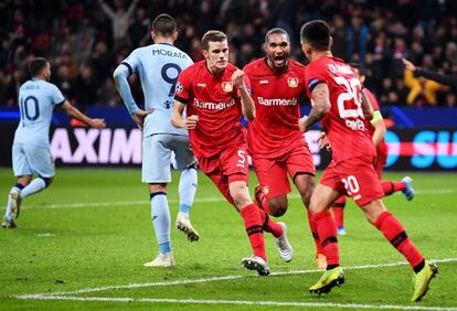 Los jugadores del Bayer celebran el 1-0.