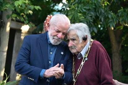 El expresidente de Uruguay, José Mujica (a la derecha), abraza al presidente de Brasil, Luiz Inácio Lula da Silva, el 5 de diciembre de 2024. Lula da Silva se reunió con Mujica para entregarle la Orden Nacional de la Cruz del Sur de Brasil.