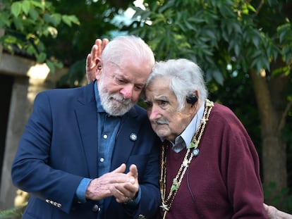 Luiz Inácio Lula da Silva y José Mujica se abrazan durante su encuentro, este jueves a las afueras de Montevideo.