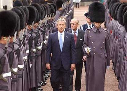 George W. Bush pasa revista a una guardia de honor junto al duque de Edimburgo, ayer en el palacio de Buckingham.