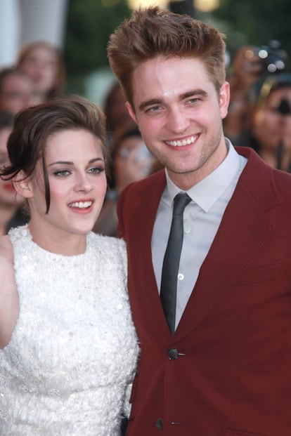 Robert Pattinson tampoco se queda corto. El vampiro gana algunos centímetros de altura con su peinado "despeinado".
