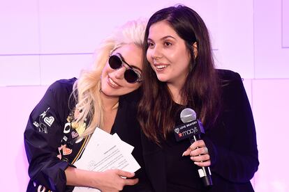 Natali Germanotta y Lady Gaga

Stefani, también conocida como la superestrella del entretenimiento Lady Gaga, no era la única Germanotta en aparecer en los créditos finales de Ha nacido una estrella. Su hermana Natali ha trabajado en el departamento de vestuario del filme y está dando sus primeros pasos como diseñadora de moda. Si alguna de sus piezas es lucida por Gaga en la alfombra roja seguro que no tarda en hacerse un hueco en la industria.