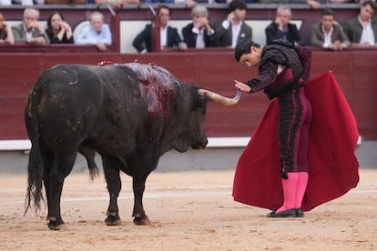 Pablo Aguado se adorna durante la faena de muleta al sexto de la tarde.