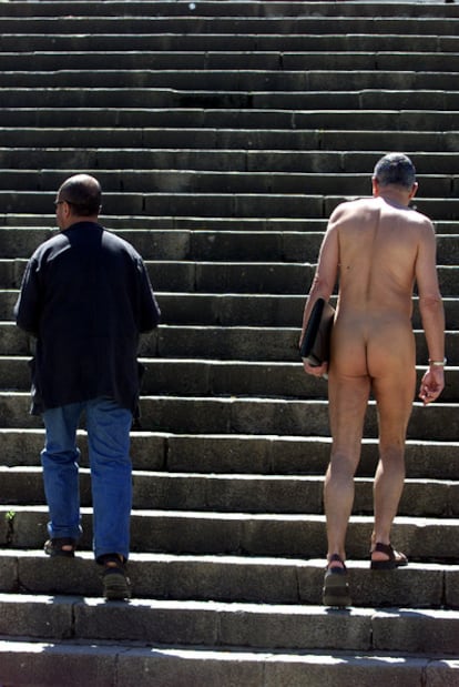 A man walking naked in a Barcelona street.