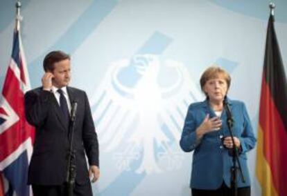 El primer ministro británico, David Cameron, y la canciller alemana, Angela Merkel, durante una rueda de prensa en Berlín (Alemania). EFE/Archivo